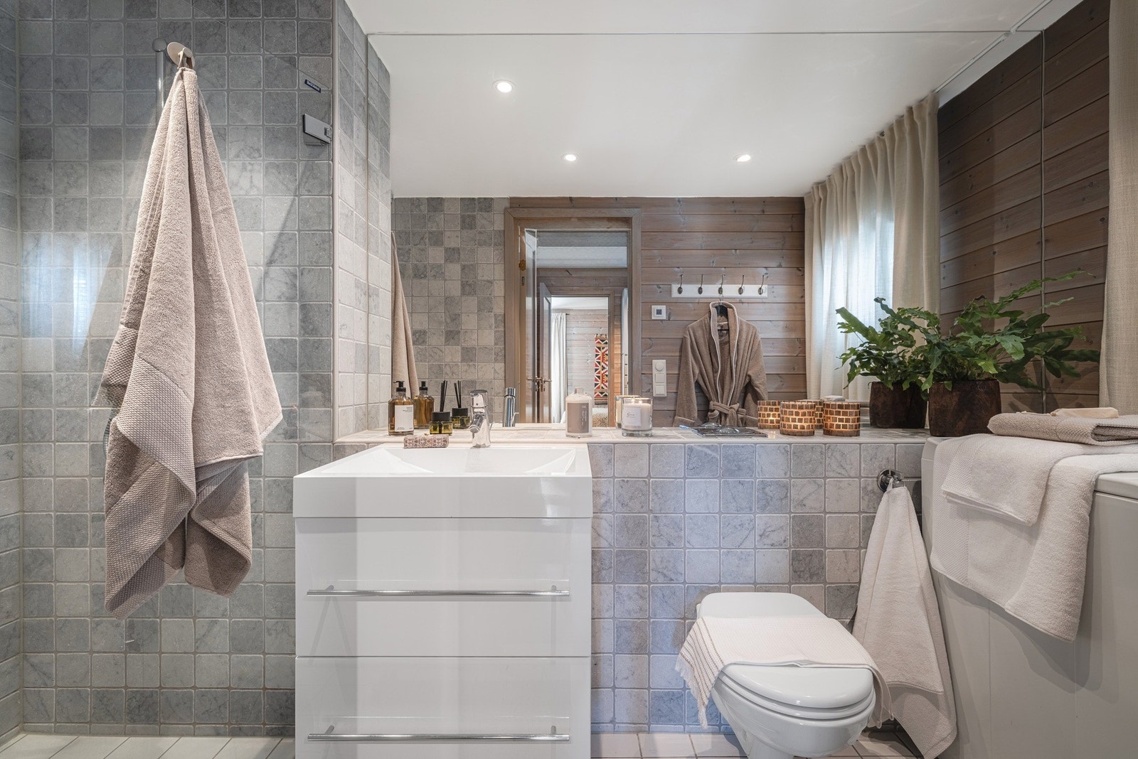 Baderom med opplegg for vaskemaskin. Galleribilde