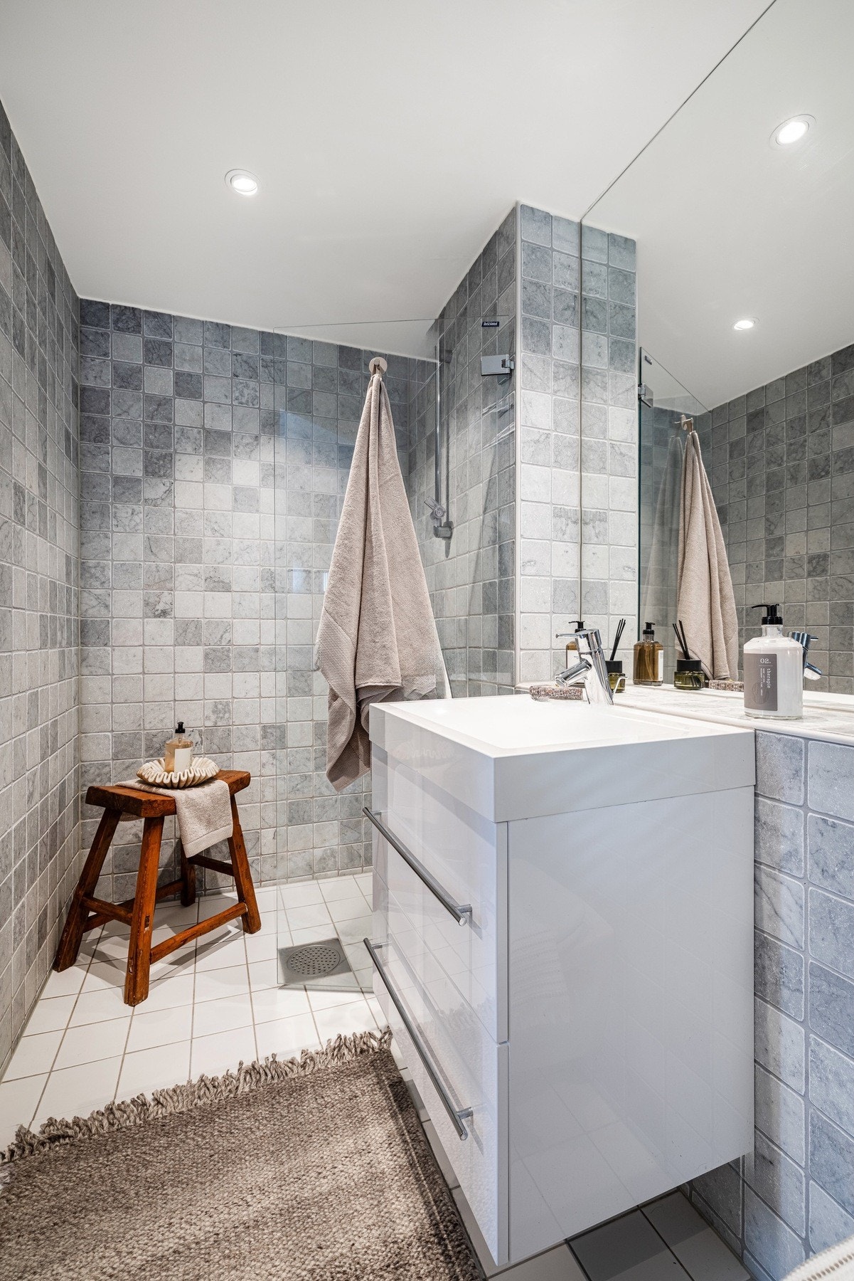 Baderom med opplegg for vaskemaskin. Galleribilde