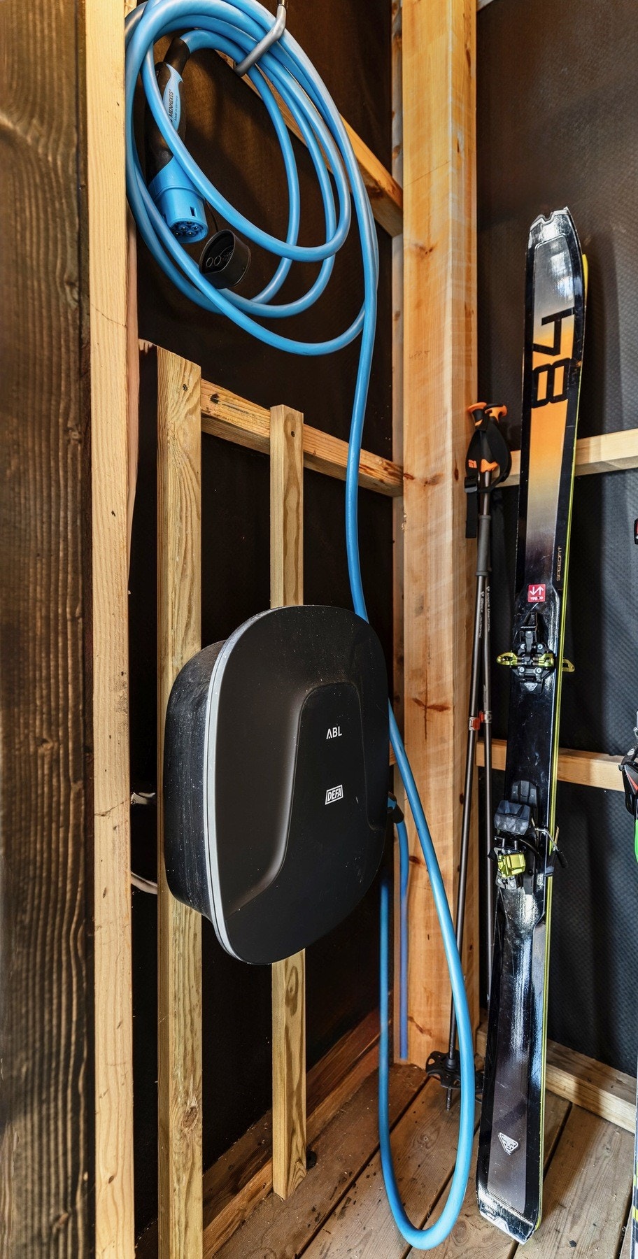 Leiligheten har lagt opp privat lader i en av sportsbodene. Galleribilde