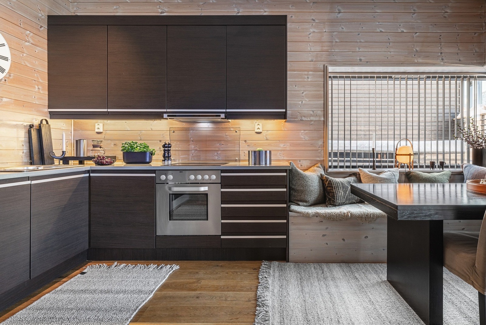 Delikat kjøkken med integrerte hvitevarer av god kvalitet. Galleribilde