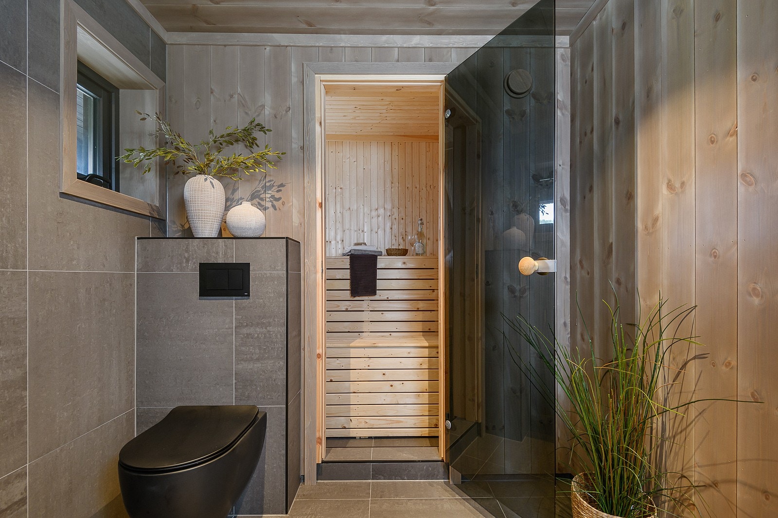 I tilknytning til baderommet er det en herlig badstue med fliser på gulv, panel på vegger og himling. Plassbygget innredning og badstuovn som skal forsyne deg med dens deilige varme. Galleribilde