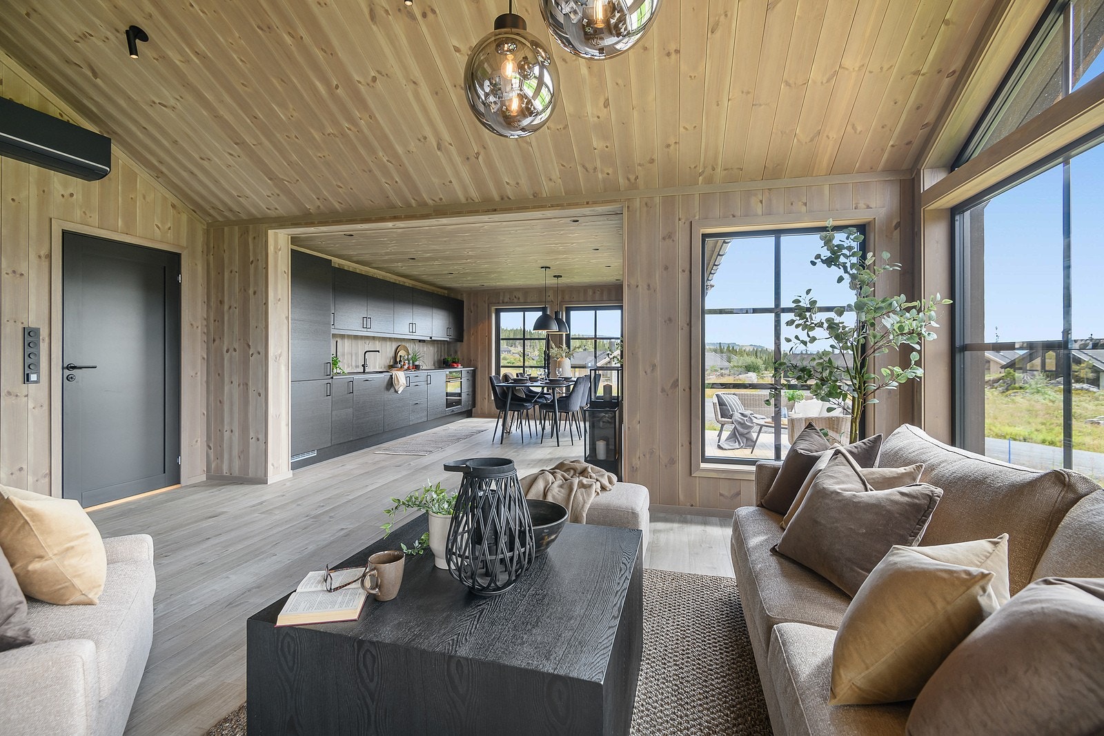 Her det gjennomgående høy standard med en praktisk planløsning med alt på ett plan. Galleribilde