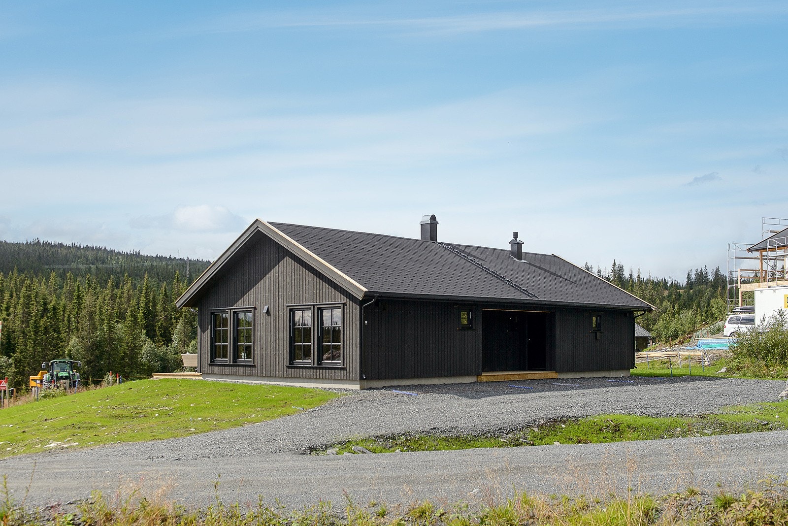 Eiet hjørnetomt som er pent opparbeidet med gruset innkjørsel og gårdsplass hvor det er plass til å parkere bilen, rett ved inngangspartiet. Galleribilde