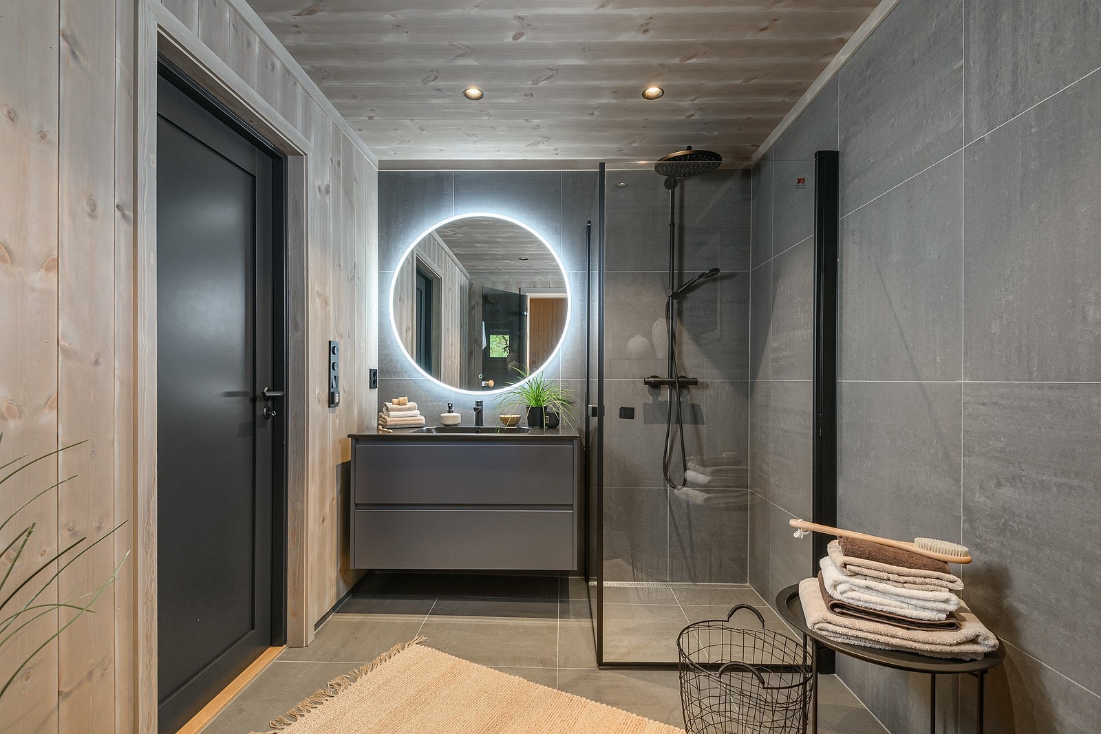 Baderommet har fliser på gulv, veggene med fliser og panel samt panelt himling med innfelte downlights. Galleribilde