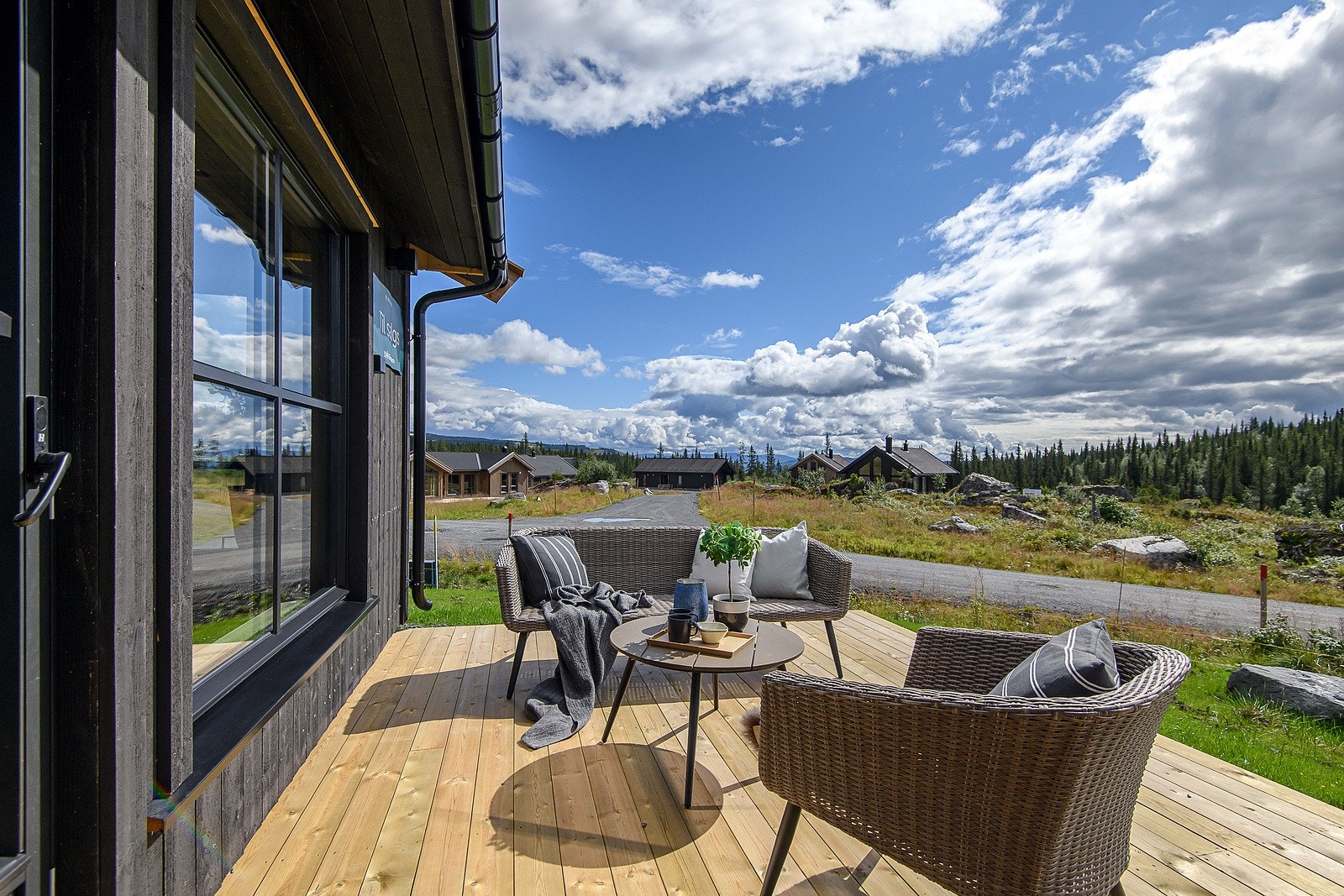 Hytta ligger i et hytteområde under utvikling, med nærhet til stort løypenett og alpinbakke. Galleribilde