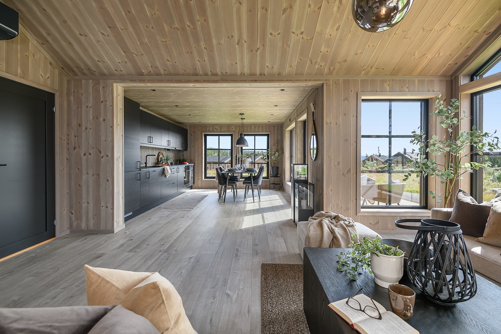 Midtpunktet i hytta er stuen med den åpne løsningen til kjøkkenet. Galleribilde