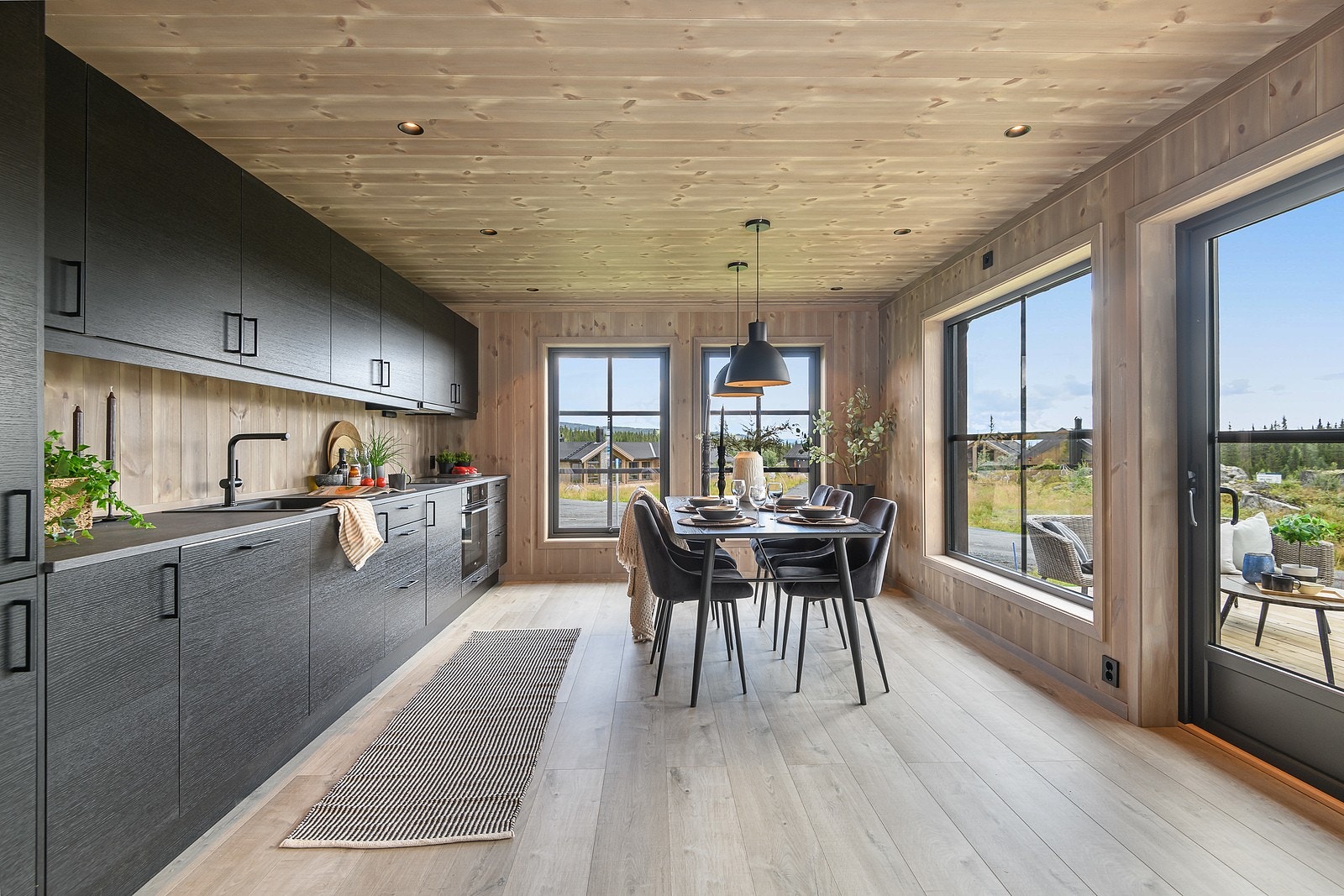 Her har du store vindusflater som gir rikelig med naturlig lys inn og med utsikt mot "nabolaget" og naturlandskapet. Galleribilde