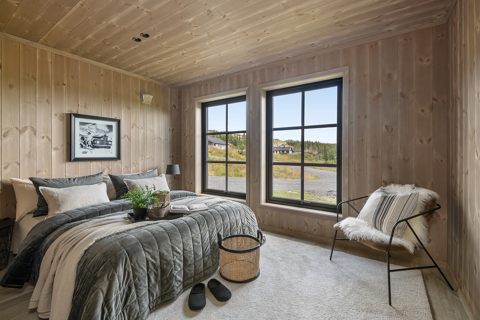 Romslig hovedsoverom med god plass til stor seng og garderobeløsning. Galleribilde