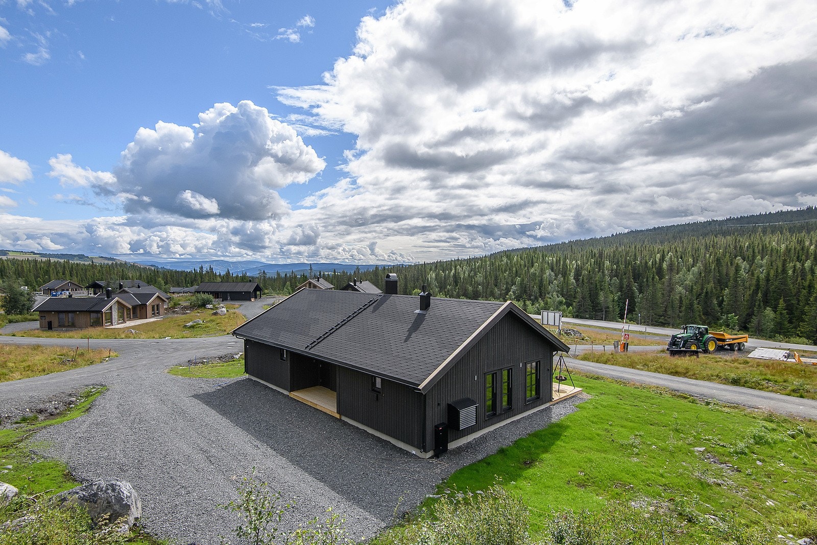 Hytta ligger i et hytteområde under utvikling, med nærhet til stort løypenett og alpinbakke. Galleribilde