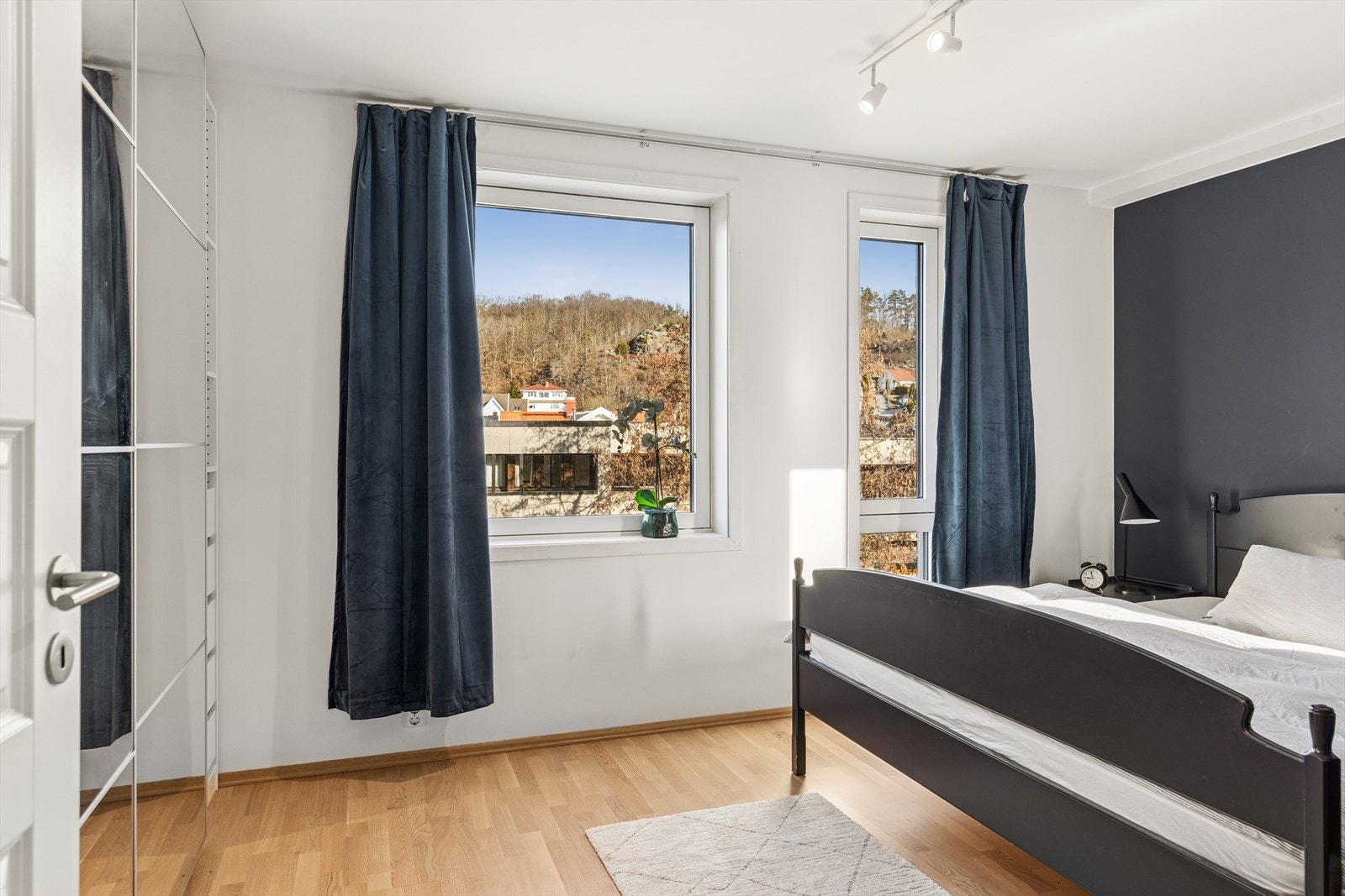 Største av 2 soverom. Galleribilde