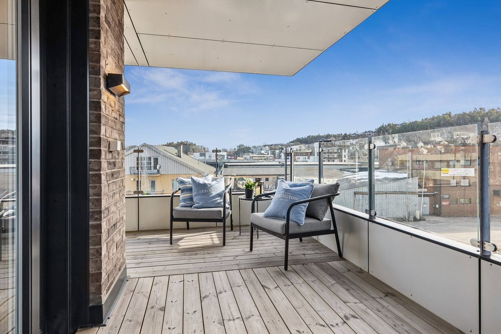 Balkongen går i vinkel rundt bygget. Galleribilde