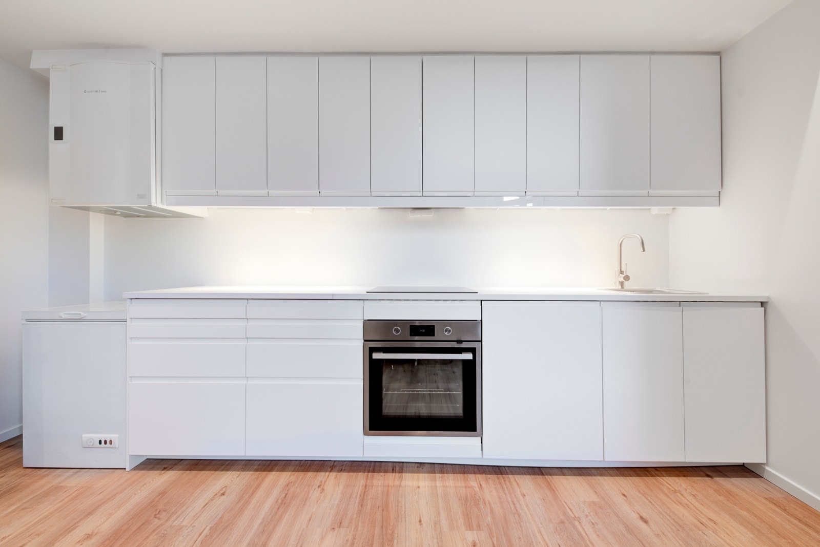 Kjøkken med hvitevarer som følger Galleribilde