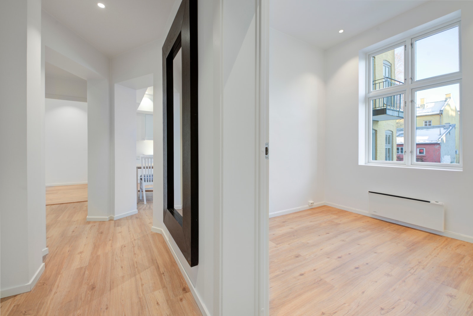 Entre - Soverom 5 på høyresiden. På venstreside har man 2 bad og 2 soverom Galleribilde