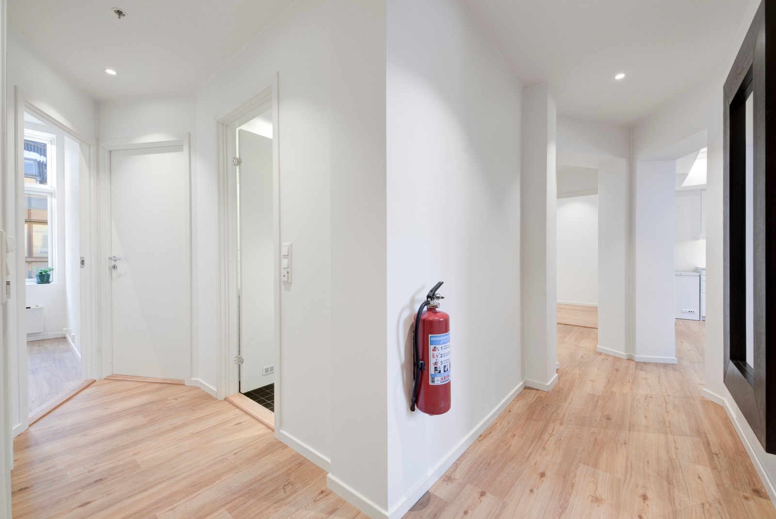 Entre - Venstre har man 2 soverom & 2 Bad - Høyreside går man til fellesreal, soverom 3 og soveorm 4. Galleribilde