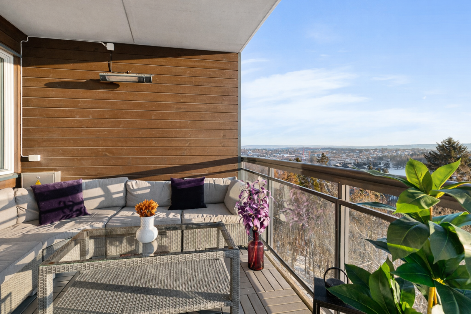 Balkongen er på 10 kvm og byr på en nydelig utsikt mot grønne trær og omkringliggende natur. Galleribilde