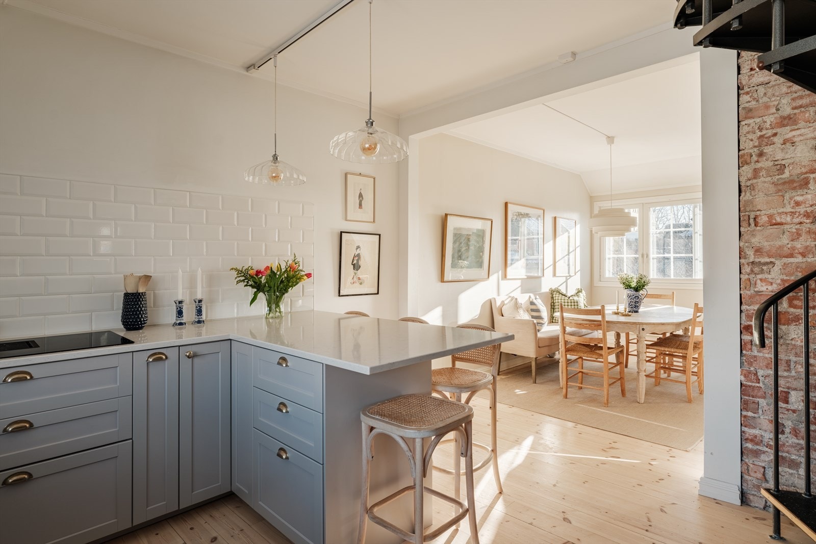 Innbydende kjøkken med god skap- og benkeplass, perfekt til matlaging og hyggelige sammenkomster. Galleribilde