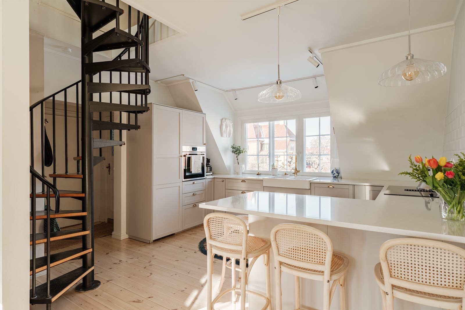 Kjøkkenet ligger fint til i en åpen stue-kjøkkenløsning. Galleribilde