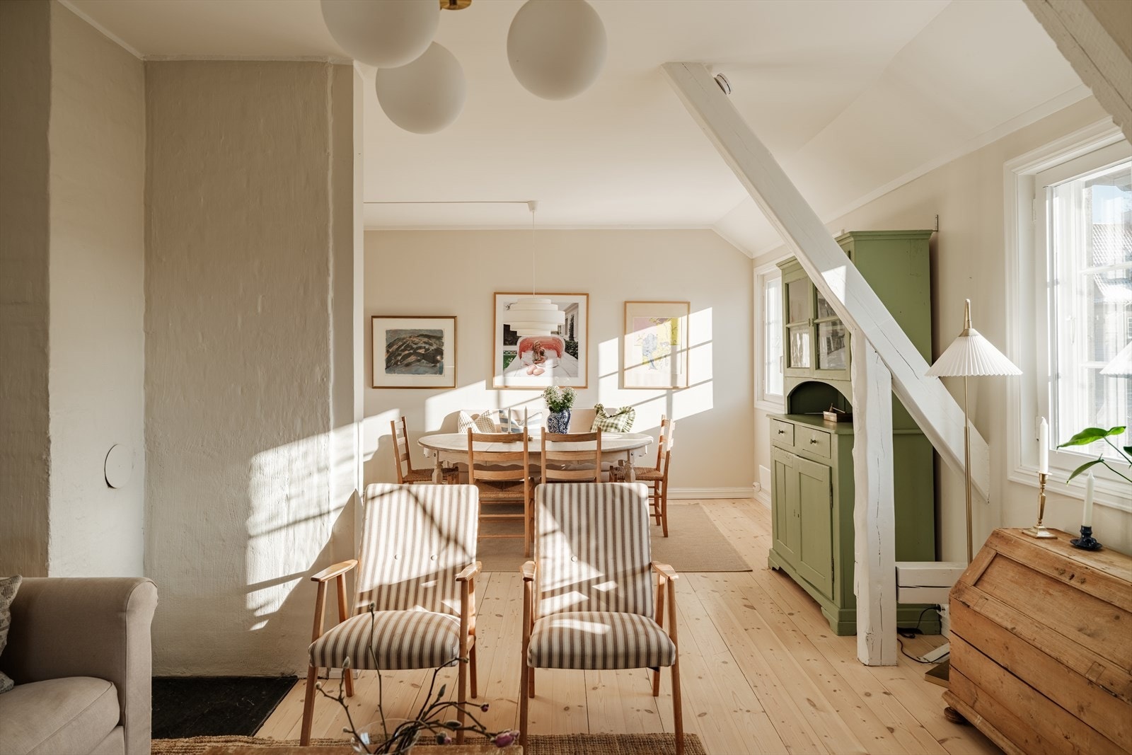 Leiligheten er malt i behagelige fargetoner og er vesentlig påkostet de siste årene. Galleribilde