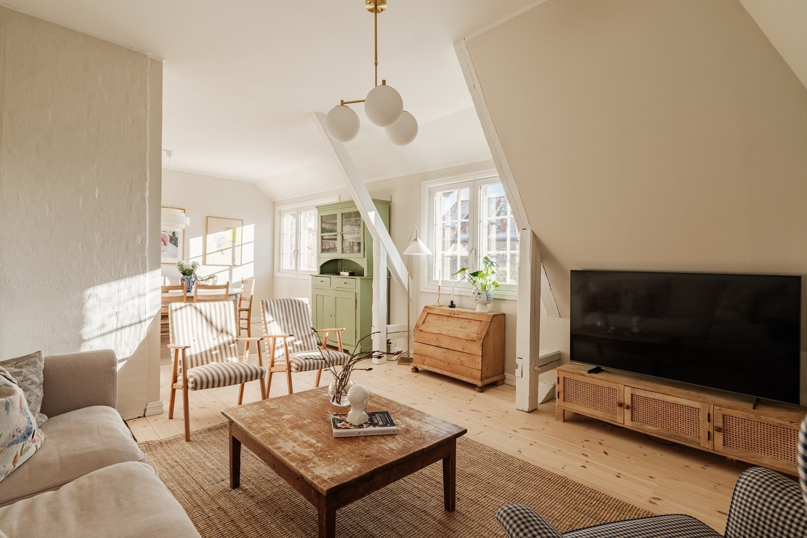 Innvendig oppleves leiligheten svært lys og luftig med store vindusflater som slipper inn rikelig med naturlig sollys. Galleribilde