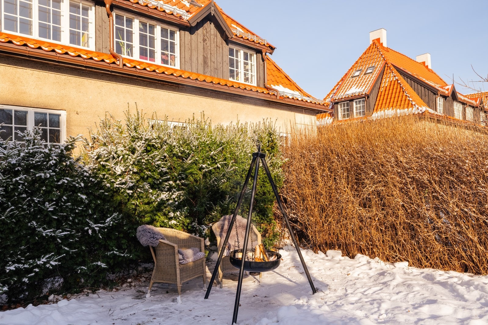 Selger bruker parkeringsplass utenfor leiligheten i John Colletts allé 13. Parkeringsplassen ligger på kommunal grunn og kommunen forholder seg ikke til disse parkeringsplassene per dags dato. Galleribilde