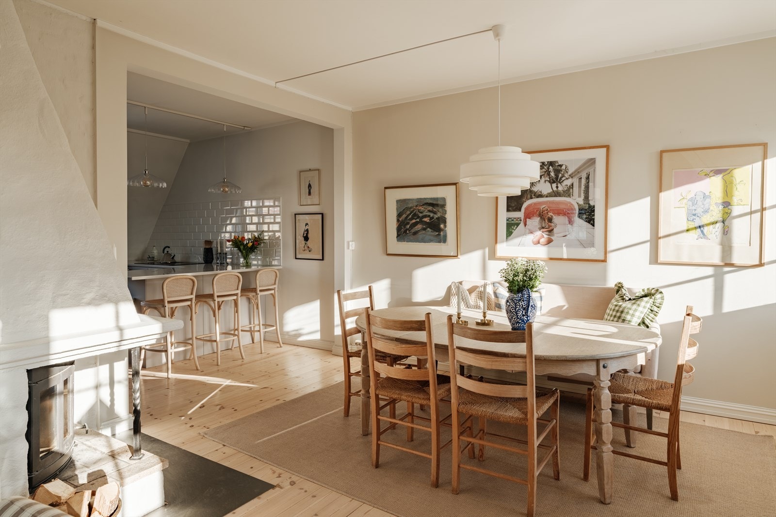 Her er det god plass til et stort spisebord - perfekt for hyggelige sammenkomster med familie og venner. Galleribilde