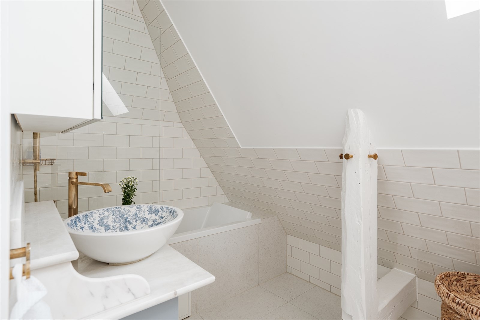 Delikat bad fra 2022 med lekre og gjennomførte detaljer. Galleribilde