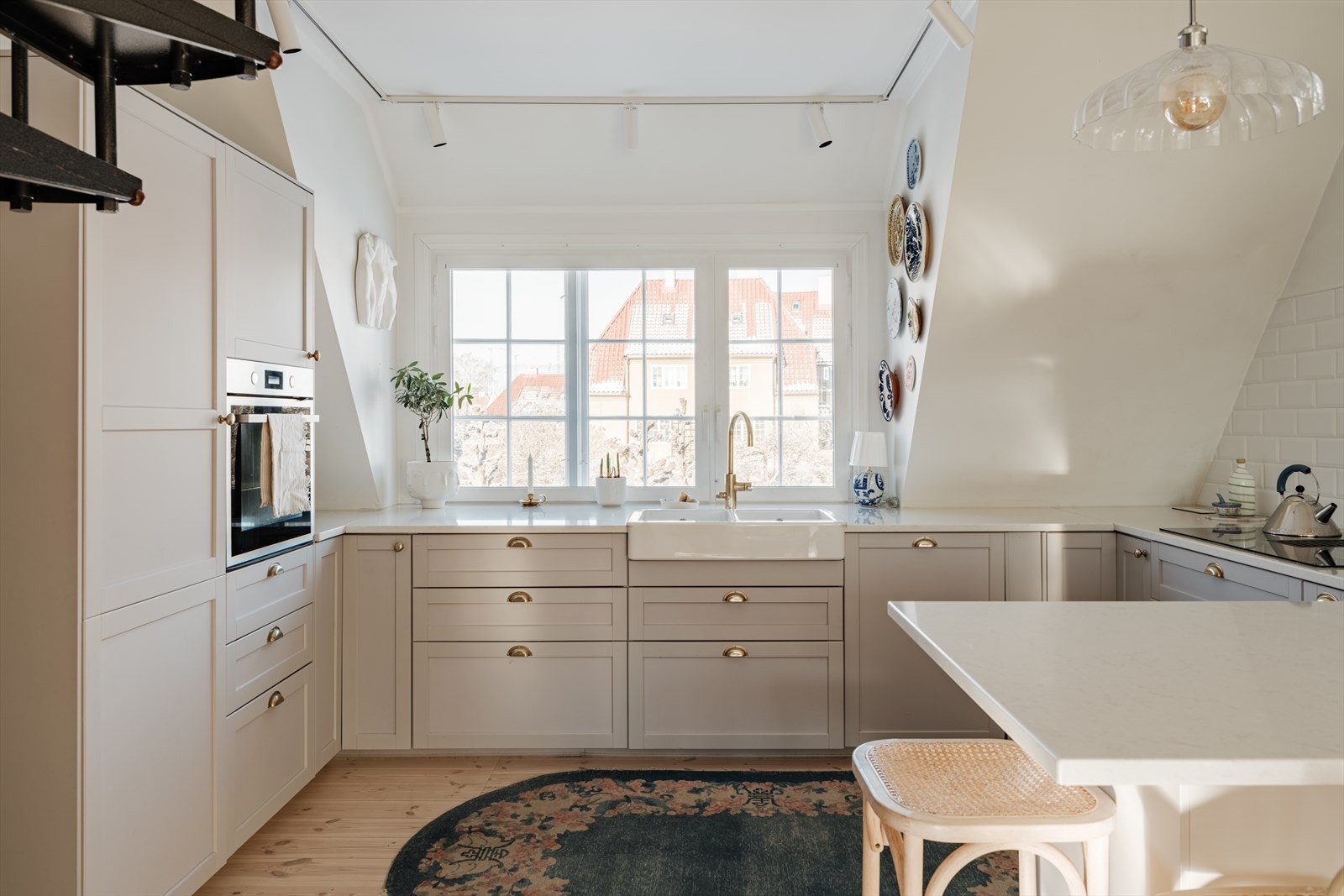 Det er kompositt benkeplate, fliser over benk og pen dobbel porselens kum. Galleribilde