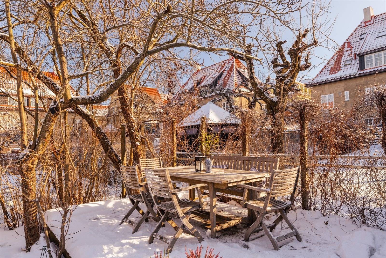 Selger opplyser om gode solforhold gjennom hele dagen i ulike soner av hagen. Kveldssol på platting og steinheller. Galleribilde