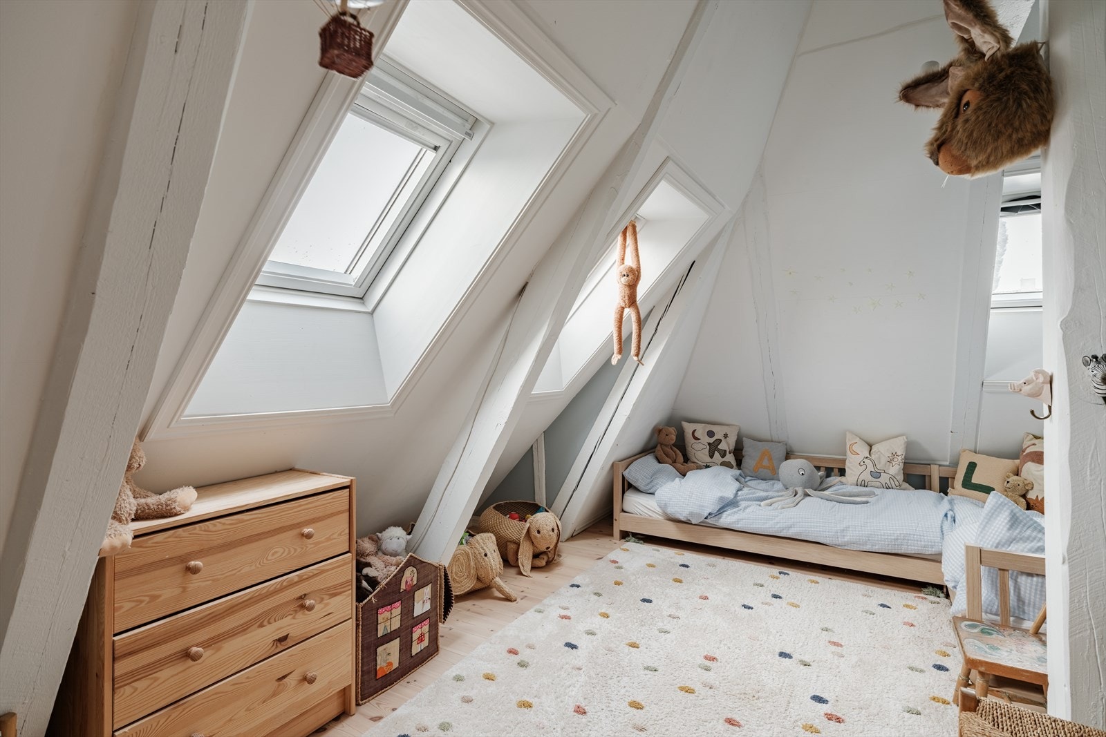 Rom nummer 2 benyttes som soverom ll av dagens eier. Brannluke i gulvet etablert som rømningsvei på 80-tallet. Galleribilde