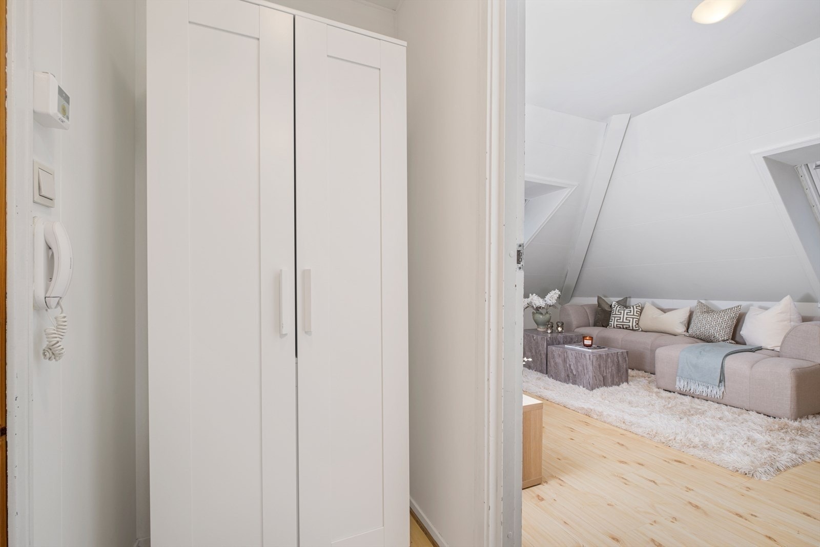 Romslig entrè med plass til sko og yttertøy Galleribilde