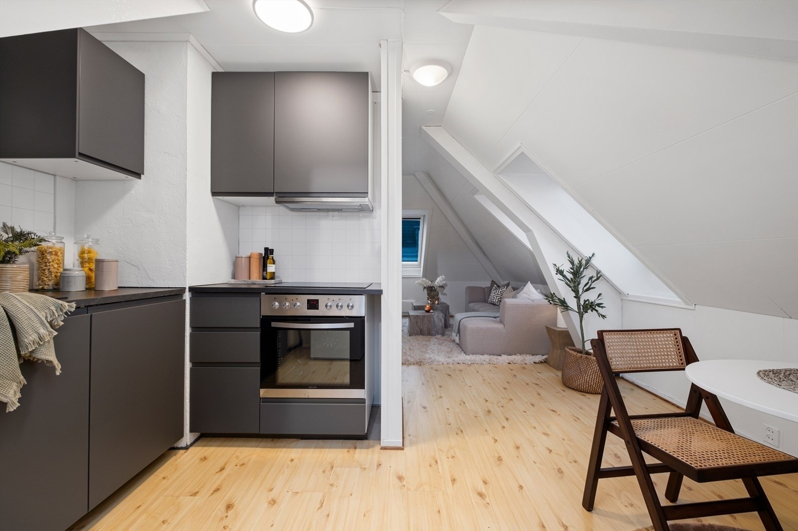 Pent kjøkken med god oppbevaringsplass Galleribilde