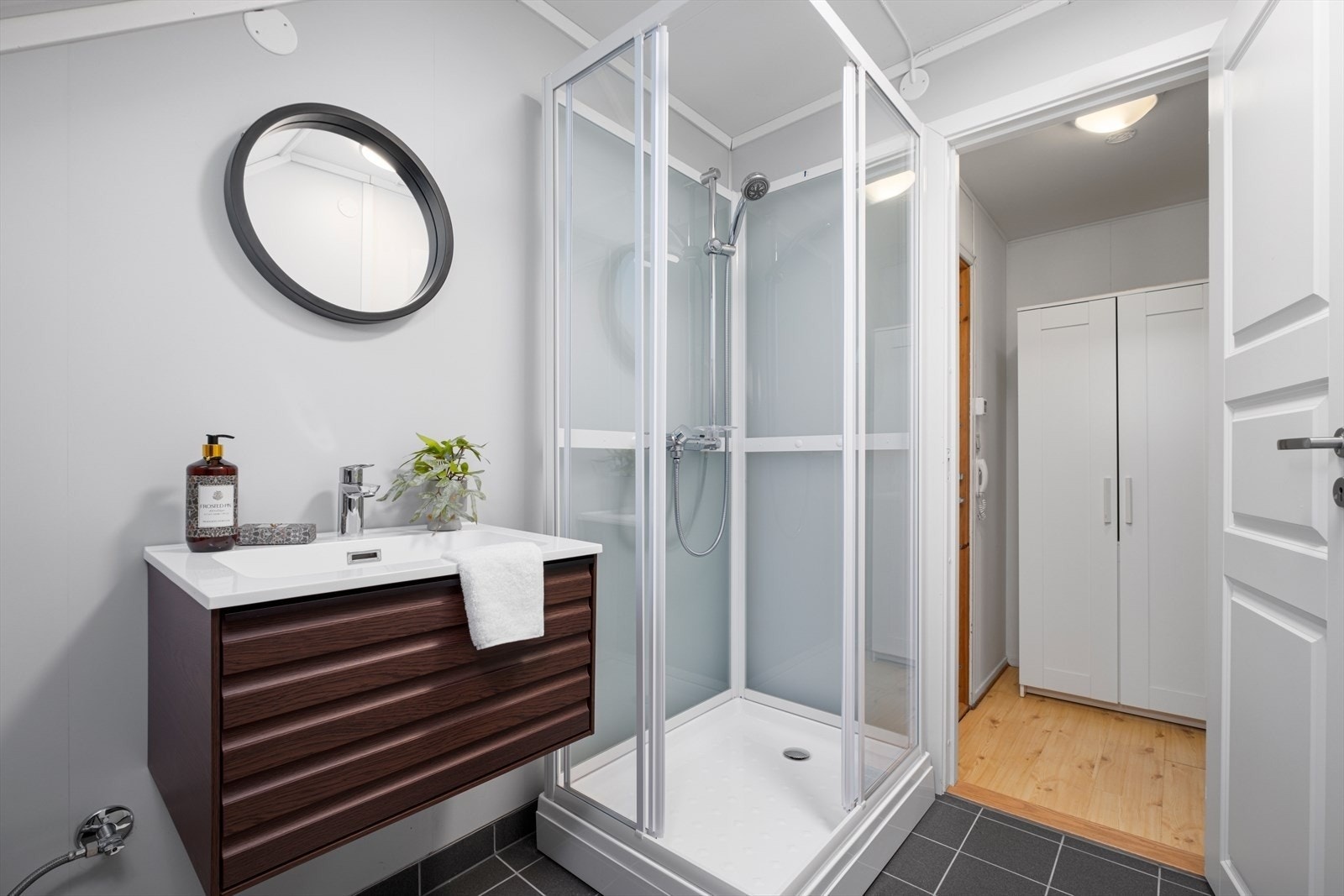 Pent innredet bad med vaskemaskin og dusjkabinett Galleribilde