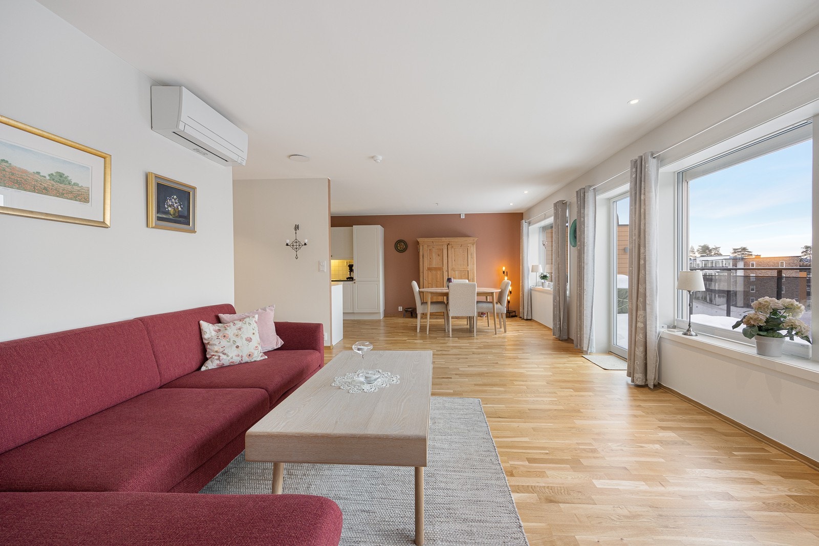 Gulvet har parkett, og veggene er malt i behagelige farger. I taket er det montert downlights. Galleribilde