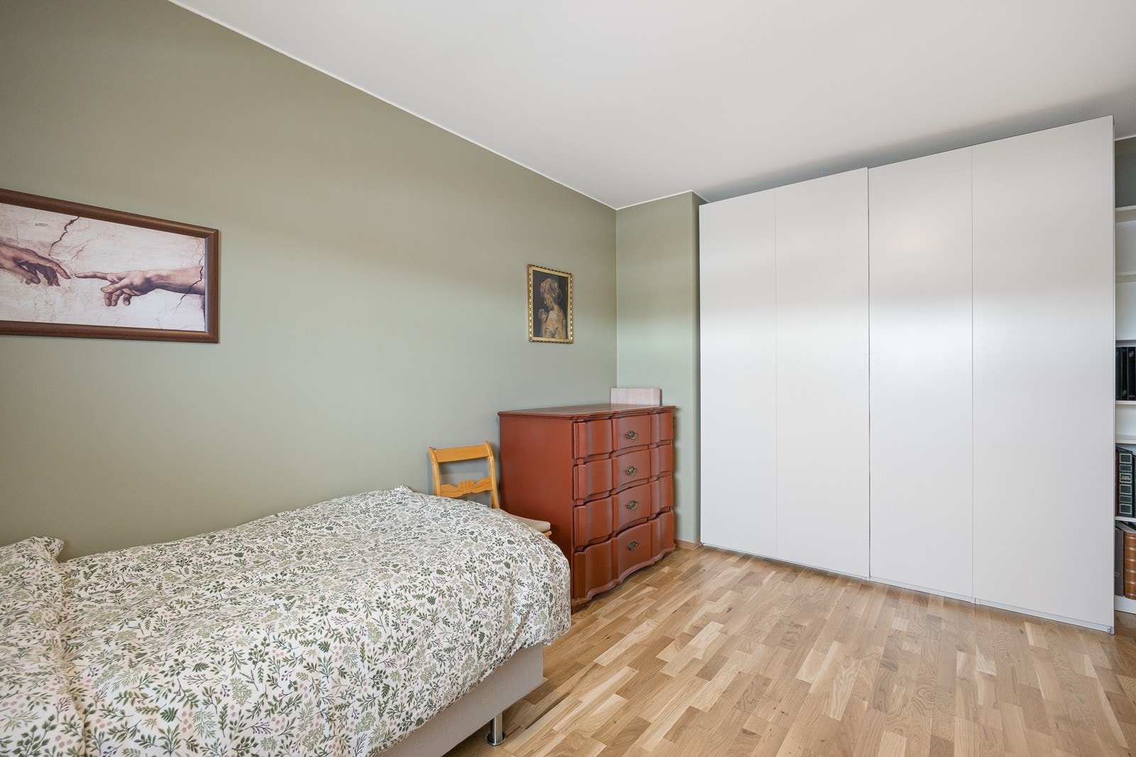 I tillegg til garderobeskap på soverommene har leiligheten garderobeskap i entreen, samt godt med lagringsplass i innvendig bod og tilhørende bod i fellesareal. Galleribilde