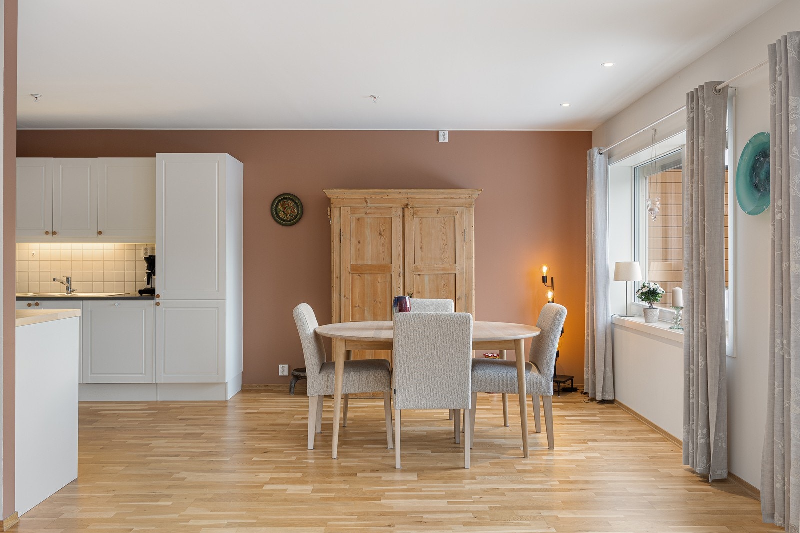 Leiligheten har stue og kjøkken i delvis åpen løsning. Rommet er lyst og luftig med store vinduer og utgang til balkong. Galleribilde