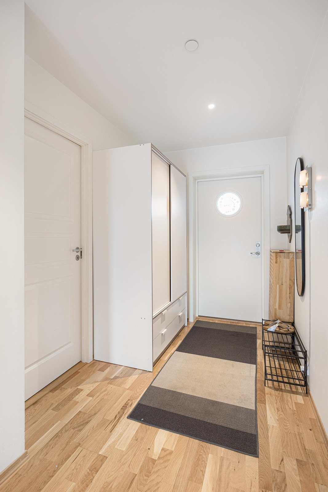Entreen er innbydende og har parkettgulv, lysmalte vegger, downlights og garderobeskap. Det er også plass til hyller, kommode eller lignende. Galleribilde