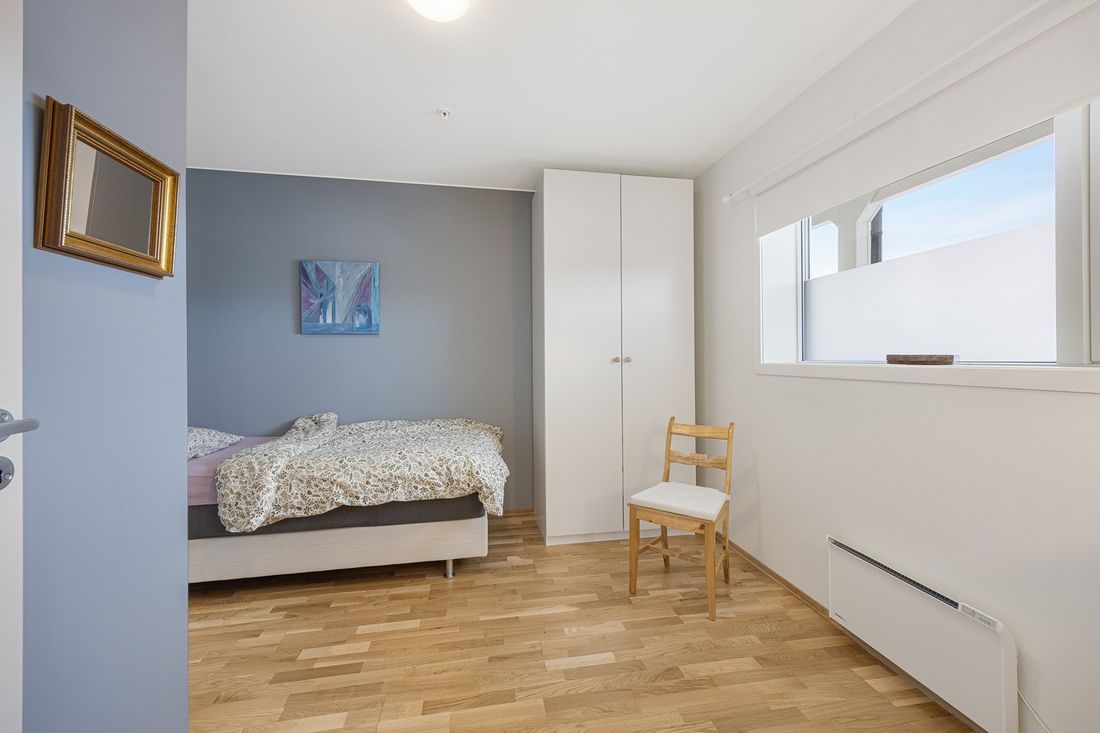 Veggene er malt i behagelige farger, og det er god plass til senger, kommoder og/eller annet møblement. I tillegg har begge rommene garderobeskap. Begge rommene har parkettgulv. Galleribilde