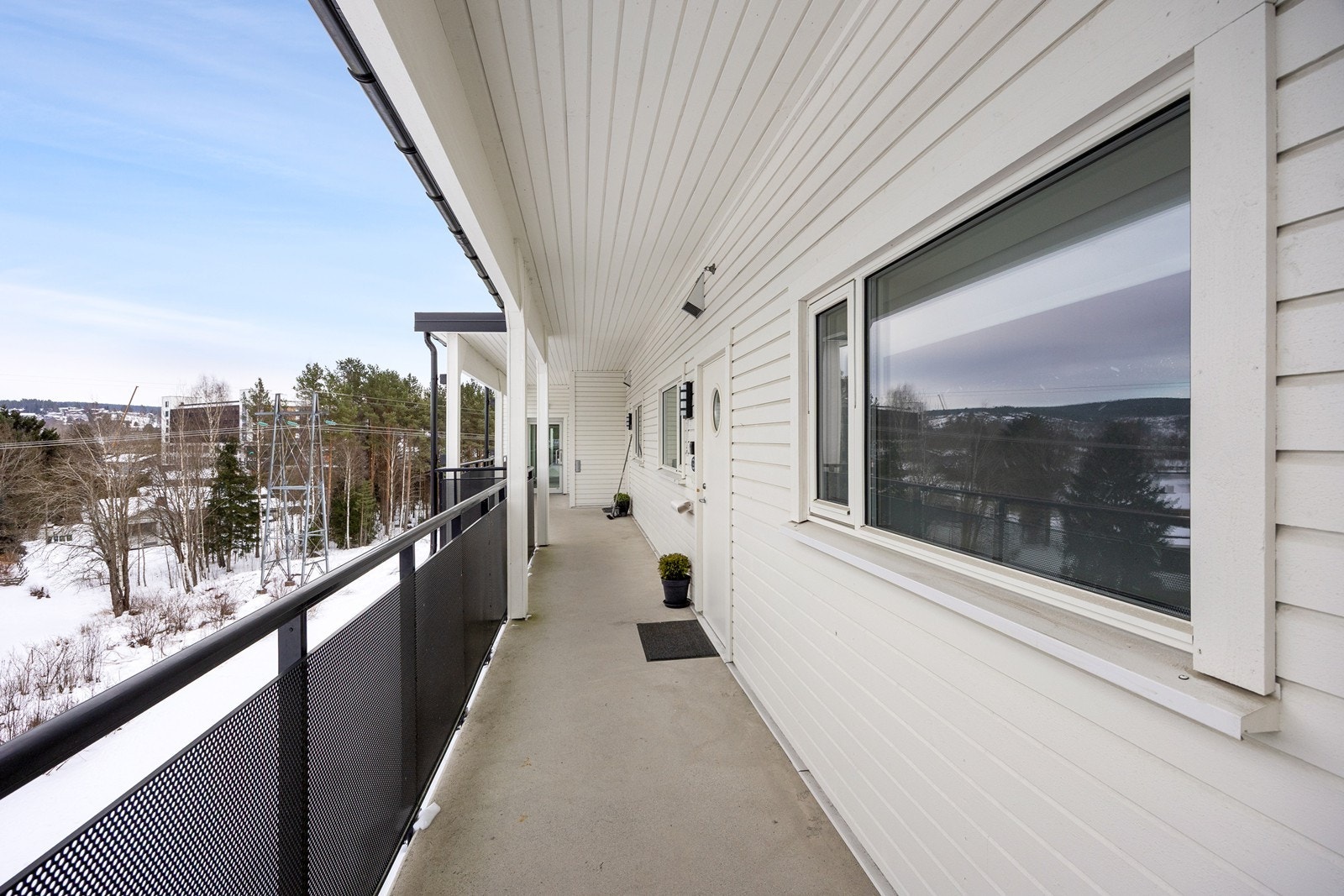 Leiligheten ligger i fjerde etasje og har adkomst fra en overbygget svalgang via trapp og heis. Galleribilde