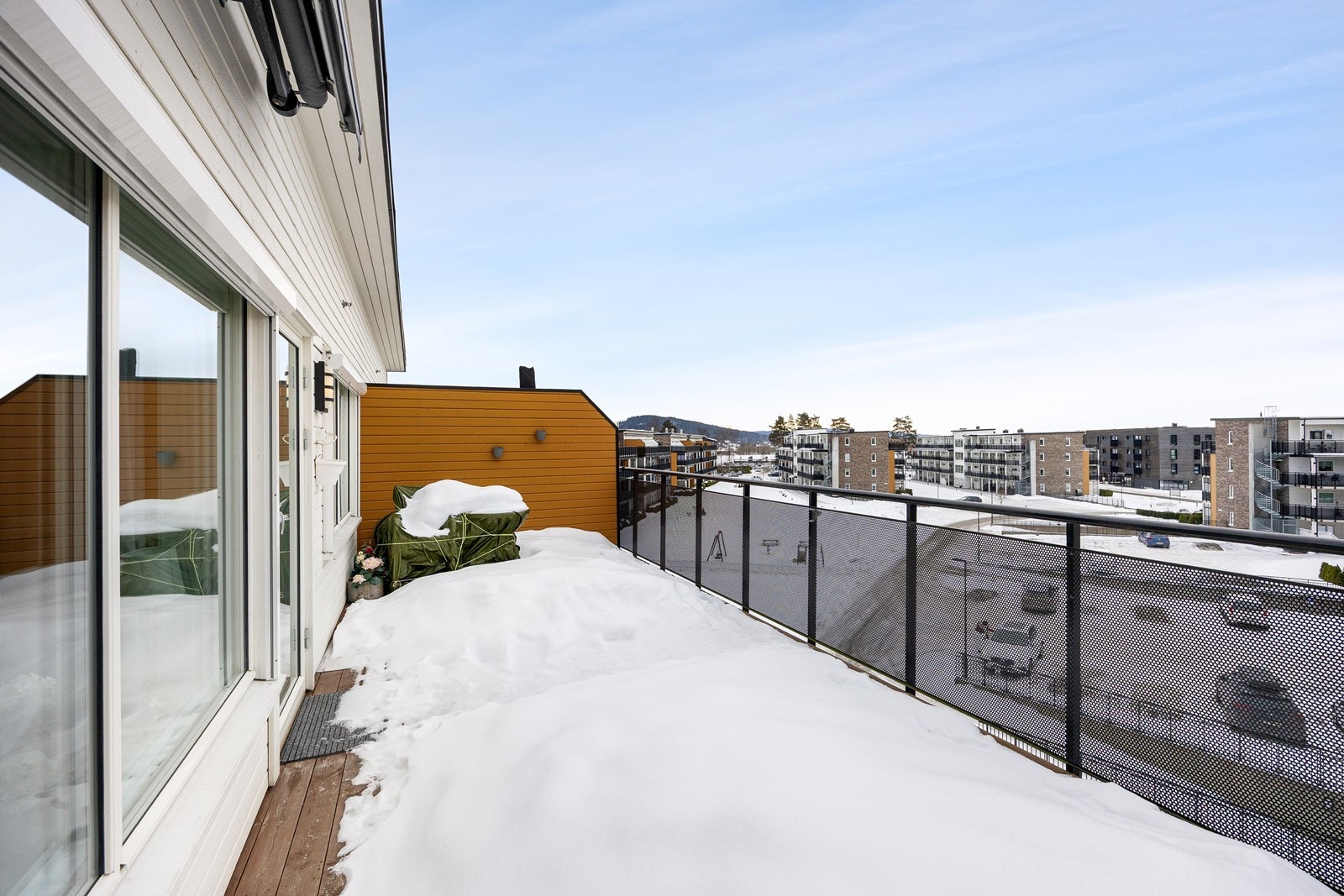 Parkveien 70 ligger i hjertet av Bjørkelangen sentrum. Her finner du et bredt utvalg av butikker og servicetilbud, inkludert gågate og kjøpesenteret Alti, som gir deg enkel tilgang til daglige behov. Galleribilde