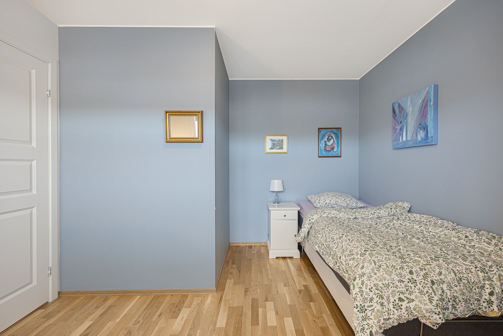 Det er to gode soverom i leiligheten, og disse er praktisk plassert på hver sin side av gangen. Galleribilde