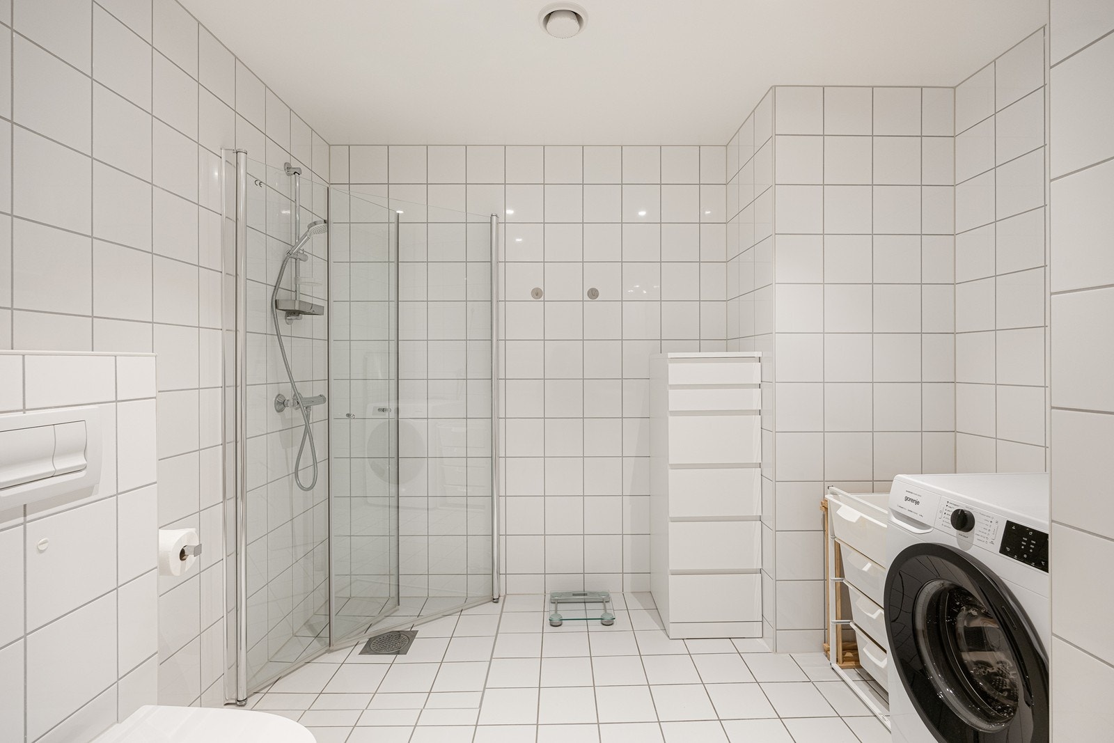 I tillegg har badet veggmontert toalett, samt dusjhjørne med innfellbare glassvegger. Galleribilde