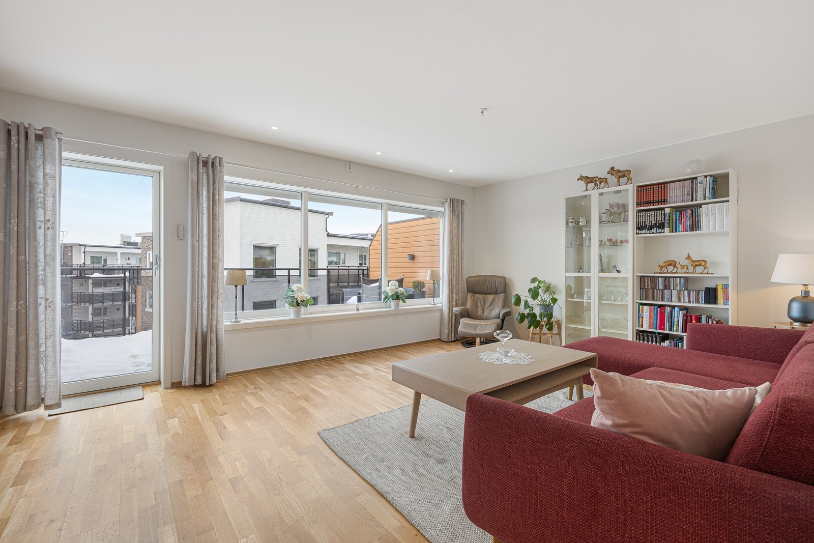 For solskjerming er det utvendige elektriske screens og motorisert markise. Galleribilde