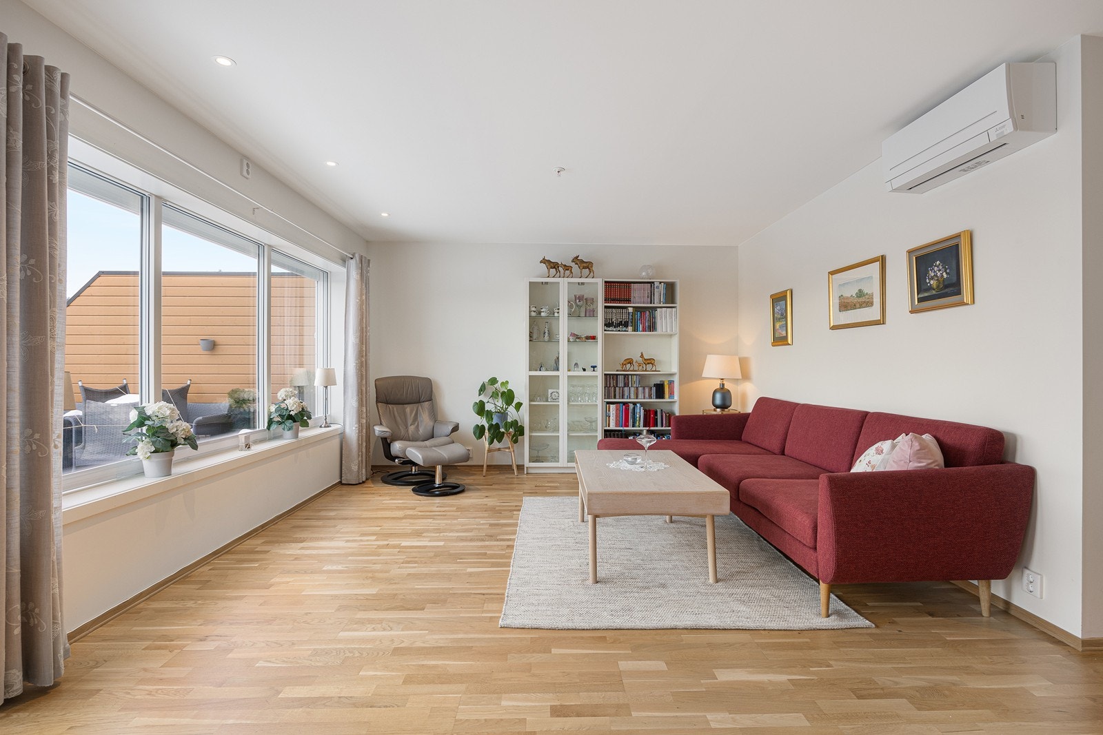 En varmepumpe av typen luft-til-luft sørger for en jevn innetemperatur året rundt. Galleribilde