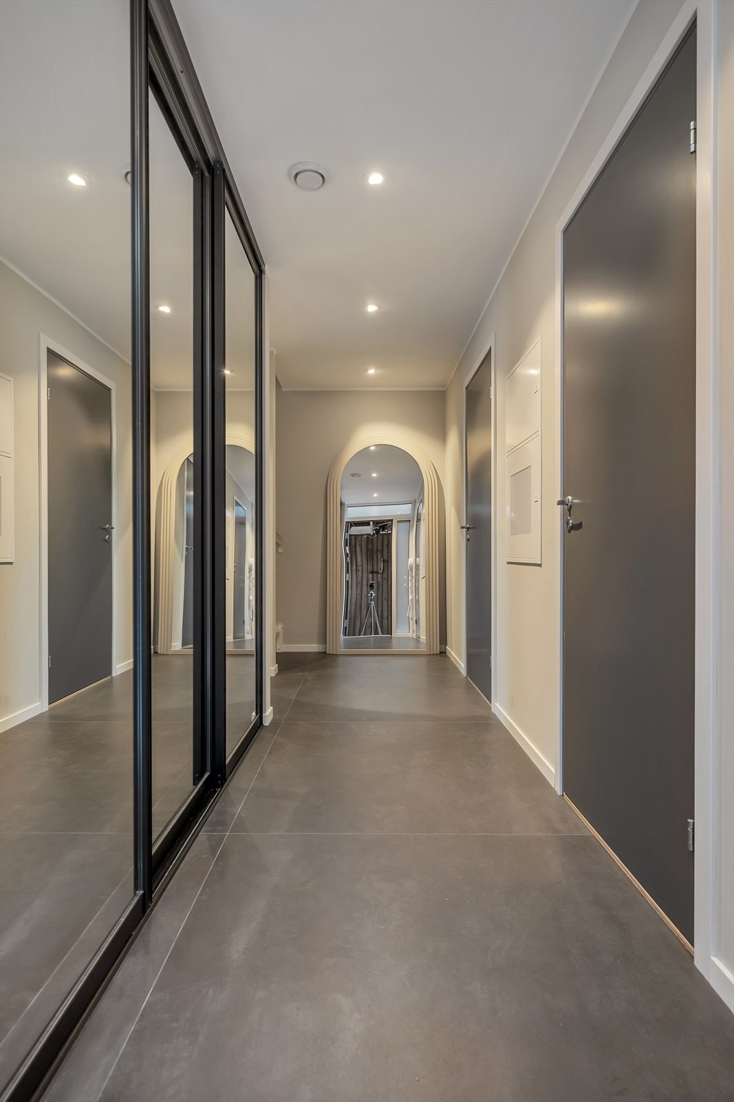 Gangen har storformatfliser og gulvvarme Galleribilde