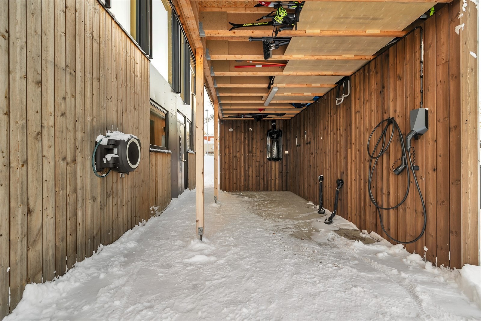 Carport (vil nok kunne passe liten bil - men mest for praktisk lagring i hverdagen Galleribilde