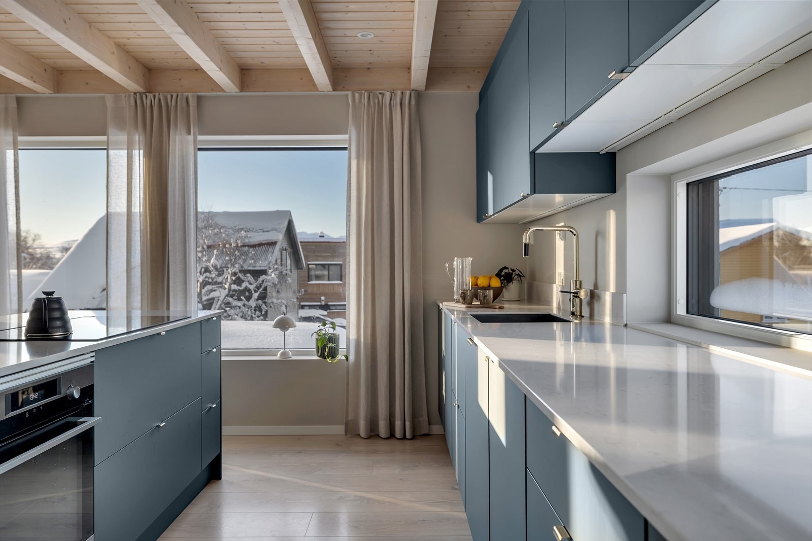 * Hvitevarer, oppvaskmaskin og kjøleskap fra Miele. Stekeovn fra AEG. Koketopp fra Røroshetta. Tapwell armatur Galleribilde