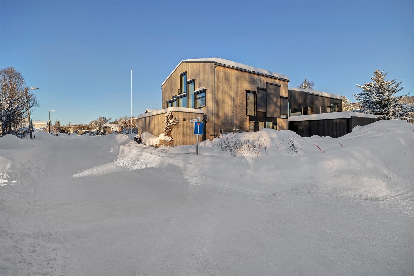 Fasade sett fra sør - på sommerstid en nydelig og lun markterrasse med utgang til plen Galleribilde