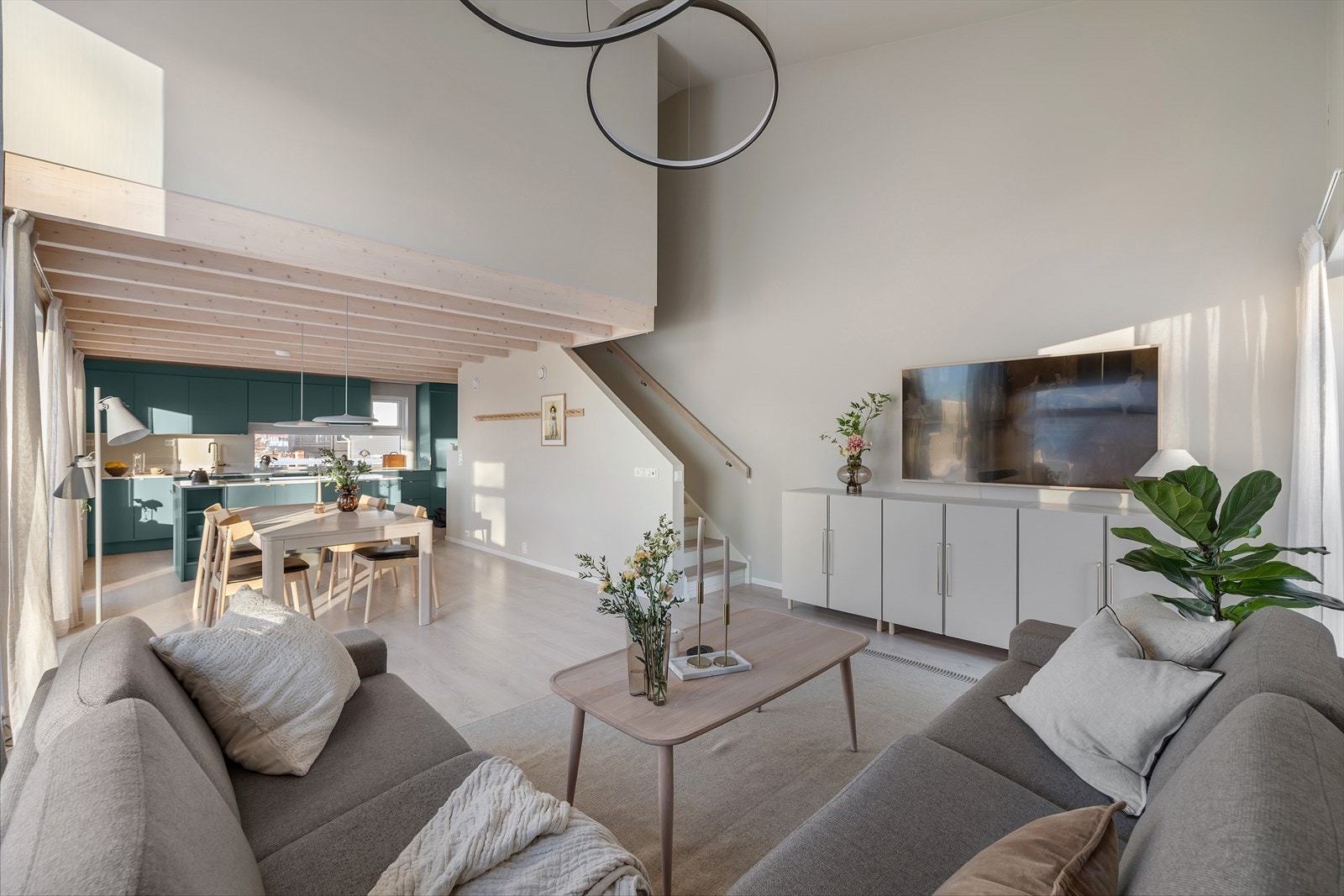 Nydelig oppholdsrom malt opp i flotte farger - veldig luftig med god takhøyde Galleribilde