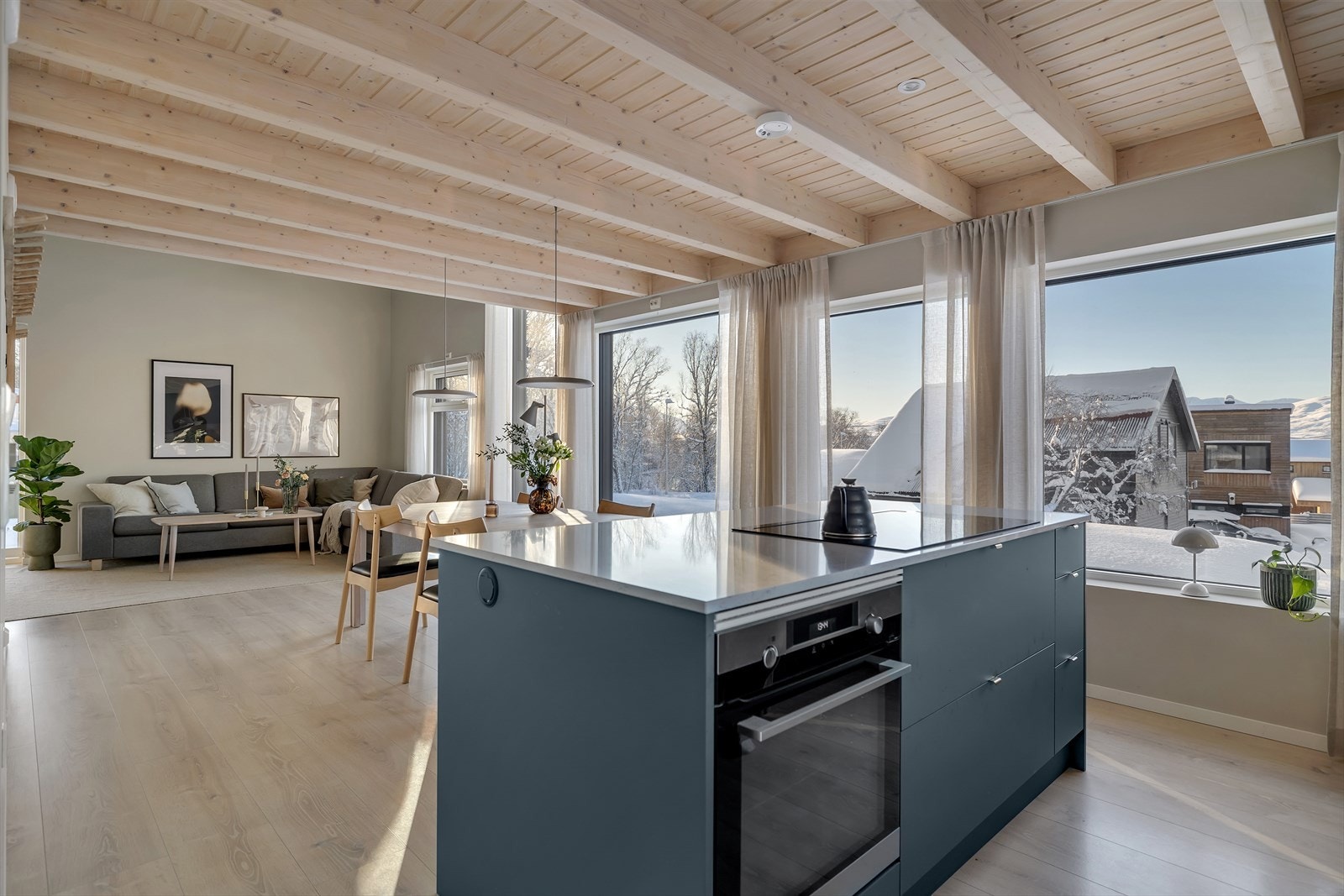 Kjøkkenet har integrerte hvitevarer, rikelig med benke- og lagringsplass. Utvendig screens på vinduer mot vest. Galleribilde