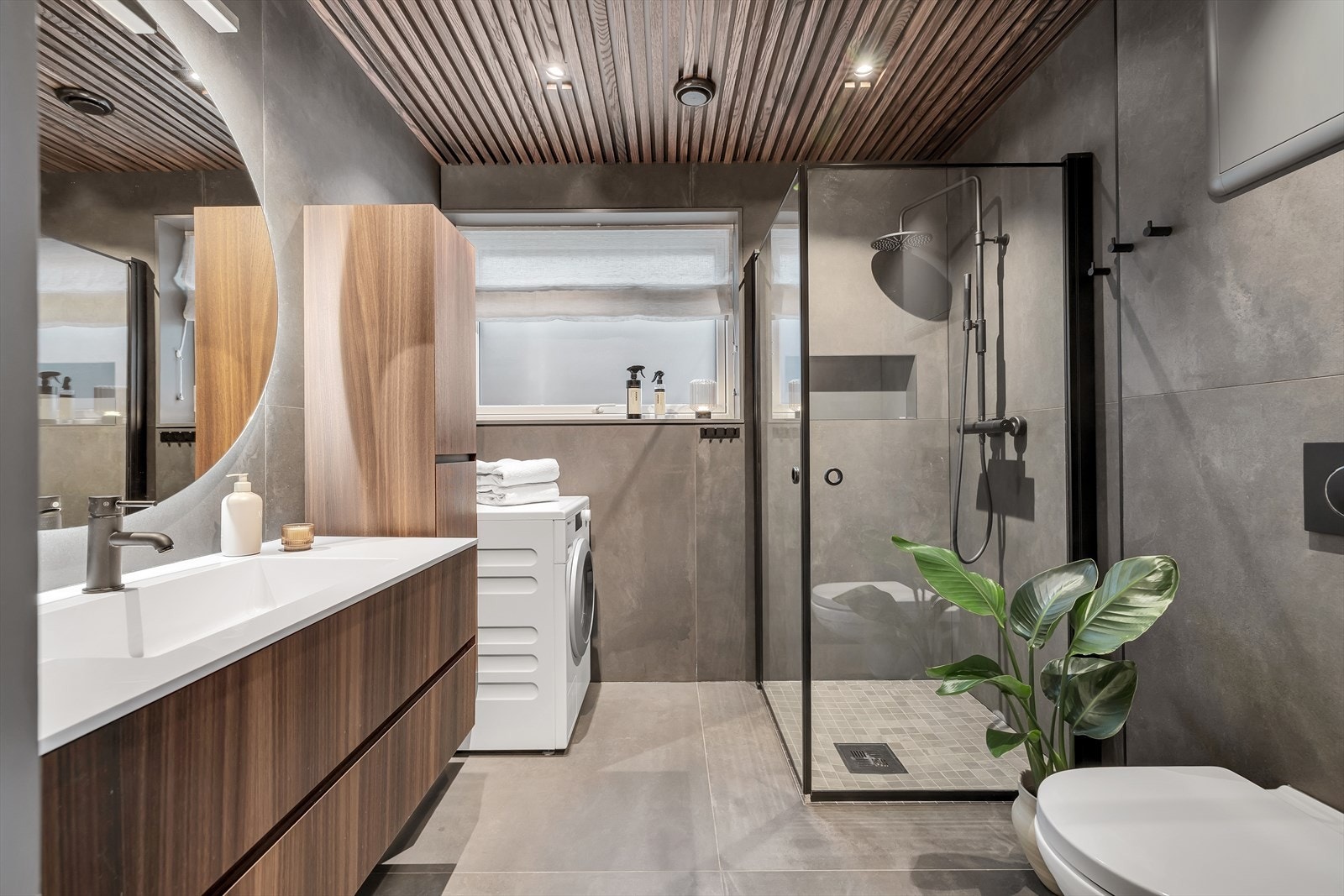 Svært tiltalende bad med storformatfliser i flott finish. Innslagbare dusjdører. Moderne innredning og god belysning. Galleribilde